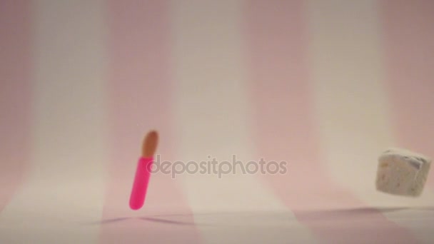 Aplicadores e esponjas cor-de-rosa caem em câmera lenta . — Vídeo de Stock