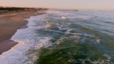 Plaj alanı Swakopmund ve ahşap bir iskele Panoraması.
