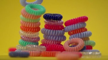 Sarmal lastik bantlar saçlar için birbirlerinin üstüne yalan.