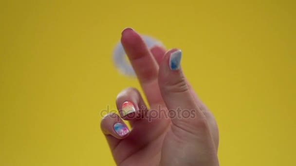 Спіральна еластичність для згинання волосся з пальців жіночої руки . — стокове відео