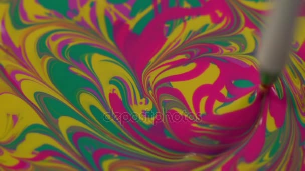 A escova cria lentamente padrões nos vernizes coloridos brilhantes para as unhas . — Vídeo de Stock