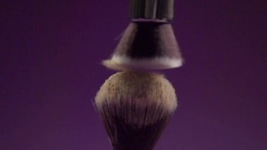 Yumuşak bir fırça ile toz Close-Up.