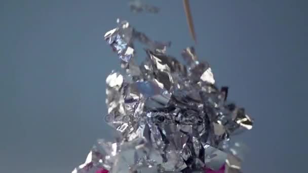 Ballon rose brillant sur fond bleu-gris .