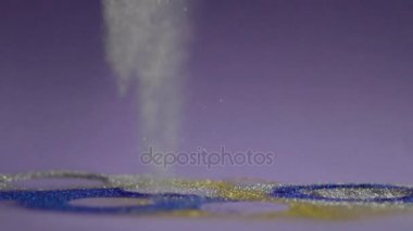 Çok renkli parlak yüzeyi ve mavi ve beyaz arka plan yatırılır.