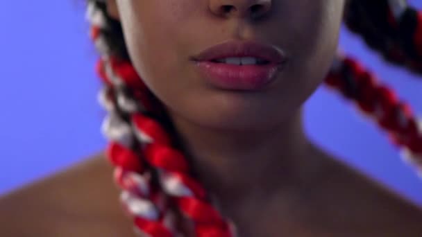Lèvres et le sourire d'une fille swarthy . — Video