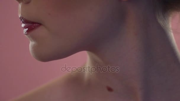 Eine junge Frau leckt ihre Lippen mit der Zunge. — Stockvideo