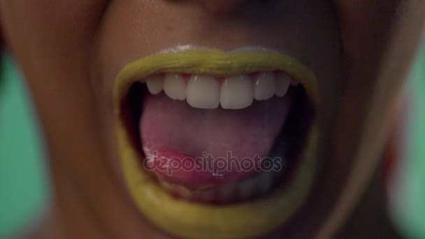 Μια νεαρή γυναίκα που γλείφει τη γλώσσα της με τα χείλη της. — Αρχείο Βίντεο