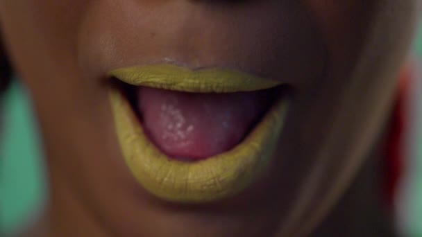 Tmavě dívka otevře ústa a ukazuje její zuby. — Stock video