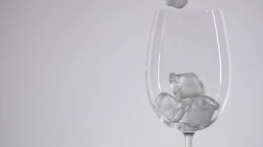 Bir bardak buz küpleri slayt.