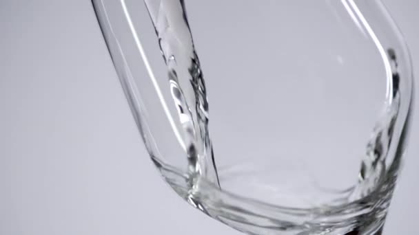 Вода наполняет стакан . — стоковое видео
