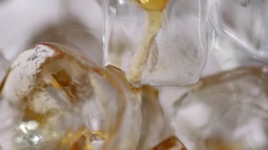 Sarı sıvı boşaltma buz küpleri arasında bir close-up.
