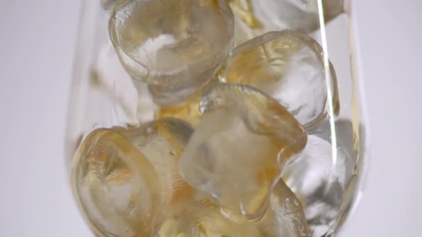 Närbild av isen i ett glas. — Stockvideo