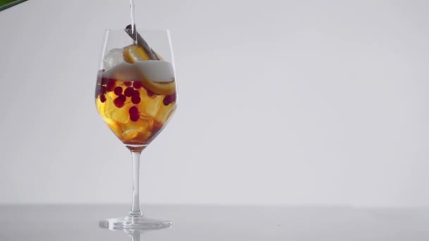 Schuimende drankje wordt gegoten in een glas met een cocktail. — Stockvideo