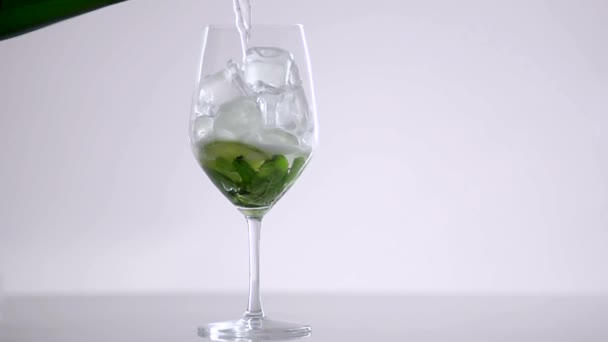 Il liquido si riversa nel bicchiere e inizia a schiuma . — Video Stock