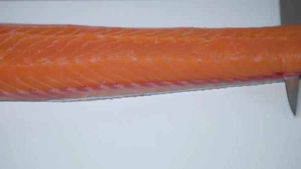 A faca corta os filetes de peixe salmão vermelho . — Vídeo de Stock