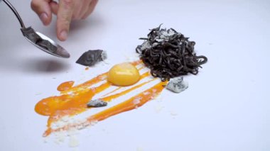 Tatlı yumurta sarısı ve çikolata ile.