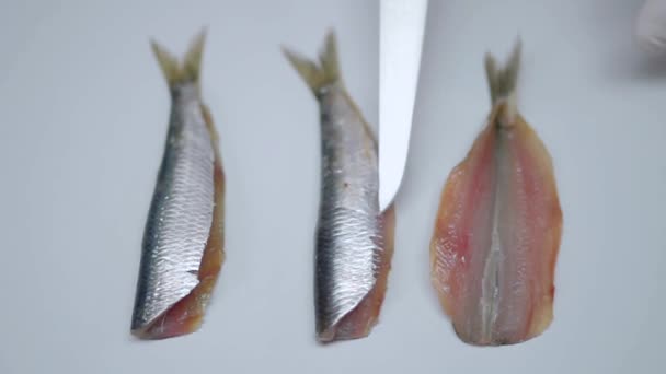 Il cuoco migliora il pesce pulito con un coltello . — Video Stock