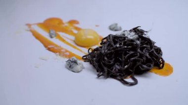 Tuz çanak üzerinde strewed.