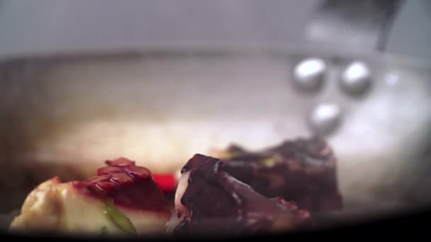 Θαλασσινά που είναι μαγειρεμένα σε ένα τηγάνι. — Αρχείο Βίντεο