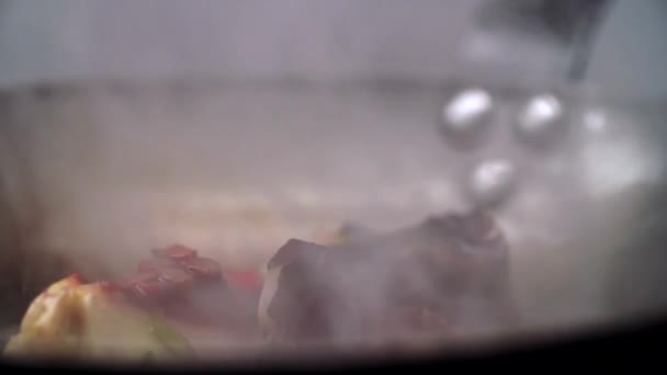 Kapie sos na patelni, z owocami morza. — Wideo stockowe