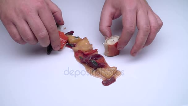 Les mains des hommes posent les fruits de mer sur une surface blanche . — Video