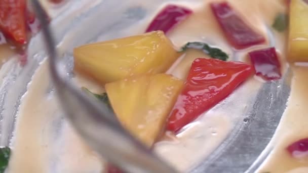 Gyümölcs- és zöldségfélék kevert mártással a serpenyőben. — Stock videók