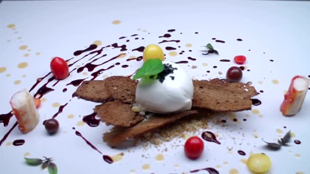 A dish of crab and bread with vegetables and berries. — Stock Video