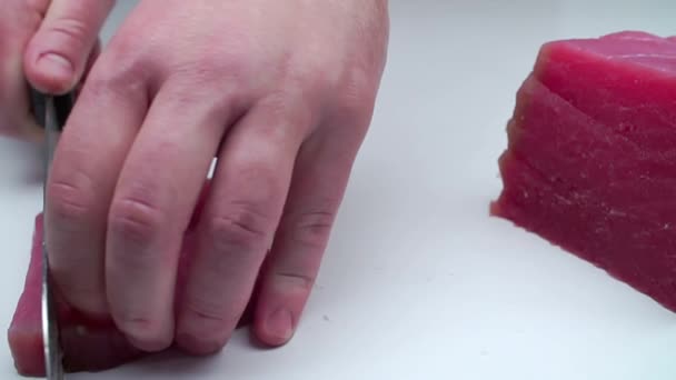 Повар режет вяленое мясо на полоски . — стоковое видео