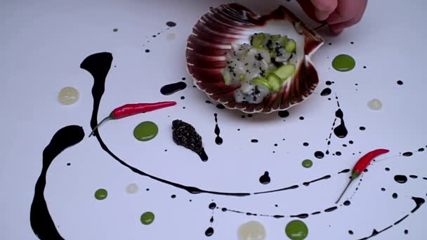 Le cuisinier met les petits piments autour du plat . — Video