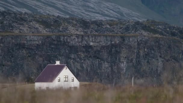 O casă albă cu un acoperiș maro stă pe câmp. Andreev . — Videoclip de stoc