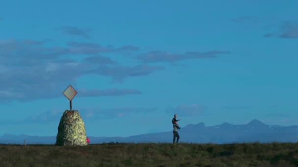 En man bär en son på sina axlar och promenader längs slätten. Andreev. — Stockvideo