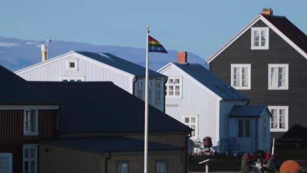 A bandeira do arco-íris está pendurada no mastro da bandeira. Andreev . — Vídeo de Stock