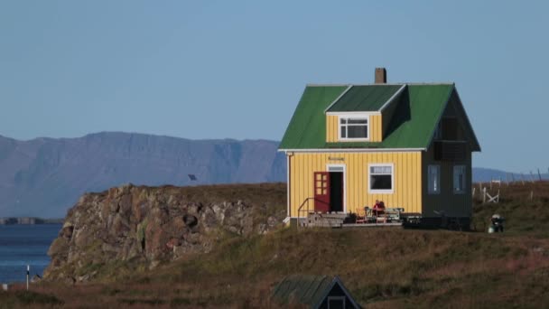 男は、アイスランドの海岸の家から出てくる。アンドレーエフ. — ストック動画
