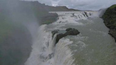 Şelale Gullfoss güzel manzarasına ve çevreleyen doğanın. Andreev.