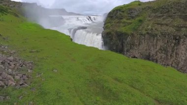 Şelale Gullfoss dağlar arasında. Andreev.