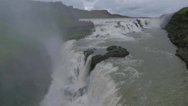 Schöne Aussicht auf den Wasserfall-Gullfoss und die umliegende Natur. andreev. — Stockvideo