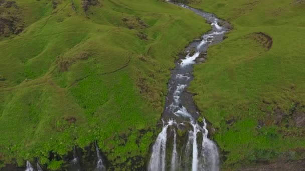 De rivier stroomt in het zuiden van IJsland en valt uit de rots. Andrejev. — Stockvideo
