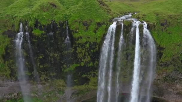 Un primer plano de un sistema de cascada en una roca en Islandia. Andreev. . — Vídeos de Stock