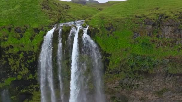 Scogafoss Wasserfall und Felsen aus nächster Nähe. andreev. — Stockvideo