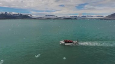 Turist olan bir gemi okyanus Körfezi yüzüyor. Andreev.