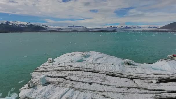 La bahía oceánica entre las orillas de los glaciares. Andreev. . — Vídeos de Stock