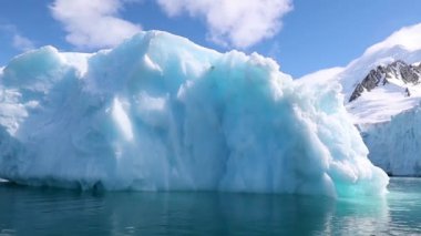 Karşı kıyıya su buzulun görünümü. Andreev.