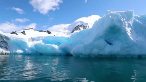 雪の浜辺の背景に青い氷河。アンドレーエフ. — ストック動画