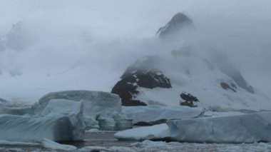 Sis içinde bir kaya arka planı suya buz parçaları. Andreev.