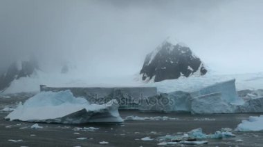 Kayalar siste arka planı buzul yüzer. Andreev.