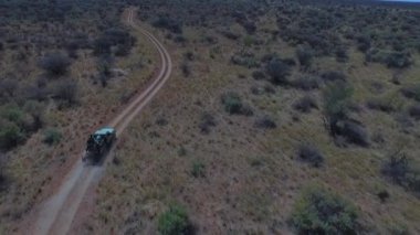 Turistler ile SUV içinde savannah gece karanlığında sürmek..