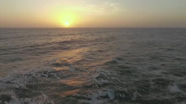 Blick aus der Luft auf den Strand und den Swakopmund-Kai und den Sonnenuntergang. — Stockvideo