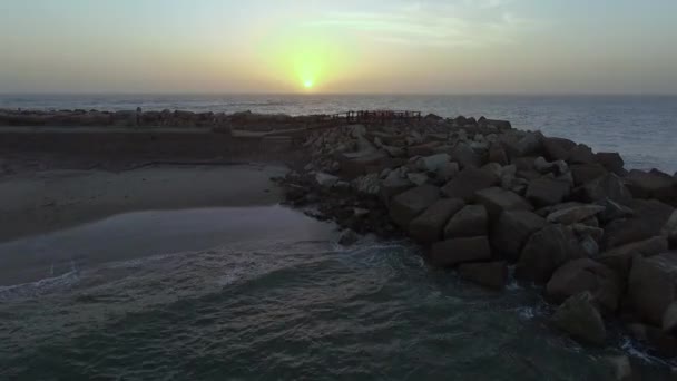 Waves of the Atlantic Ocean are beating against the stones at sunset. — Stock Video