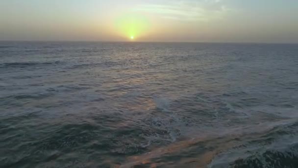 Προβολή από ένα υπέροχο ηλιοβασίλεμα πάνω από τον Ατλαντικό Ωκεανό στη Ναμίμπια. — Αρχείο Βίντεο