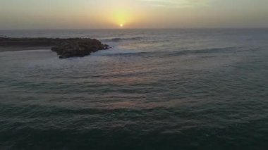 Taş shore Swakopmund okyanusa bırakarak görünümü.